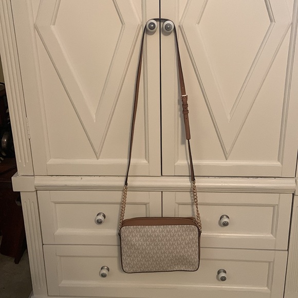 Michael Kors Crossbody - Picture 3 of 8